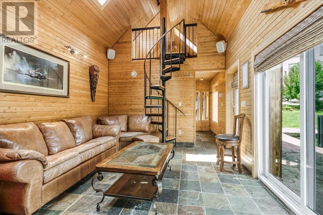 1064 Dew Drop Road, Sudbury, ON - Indoor Photo Showing Living Room