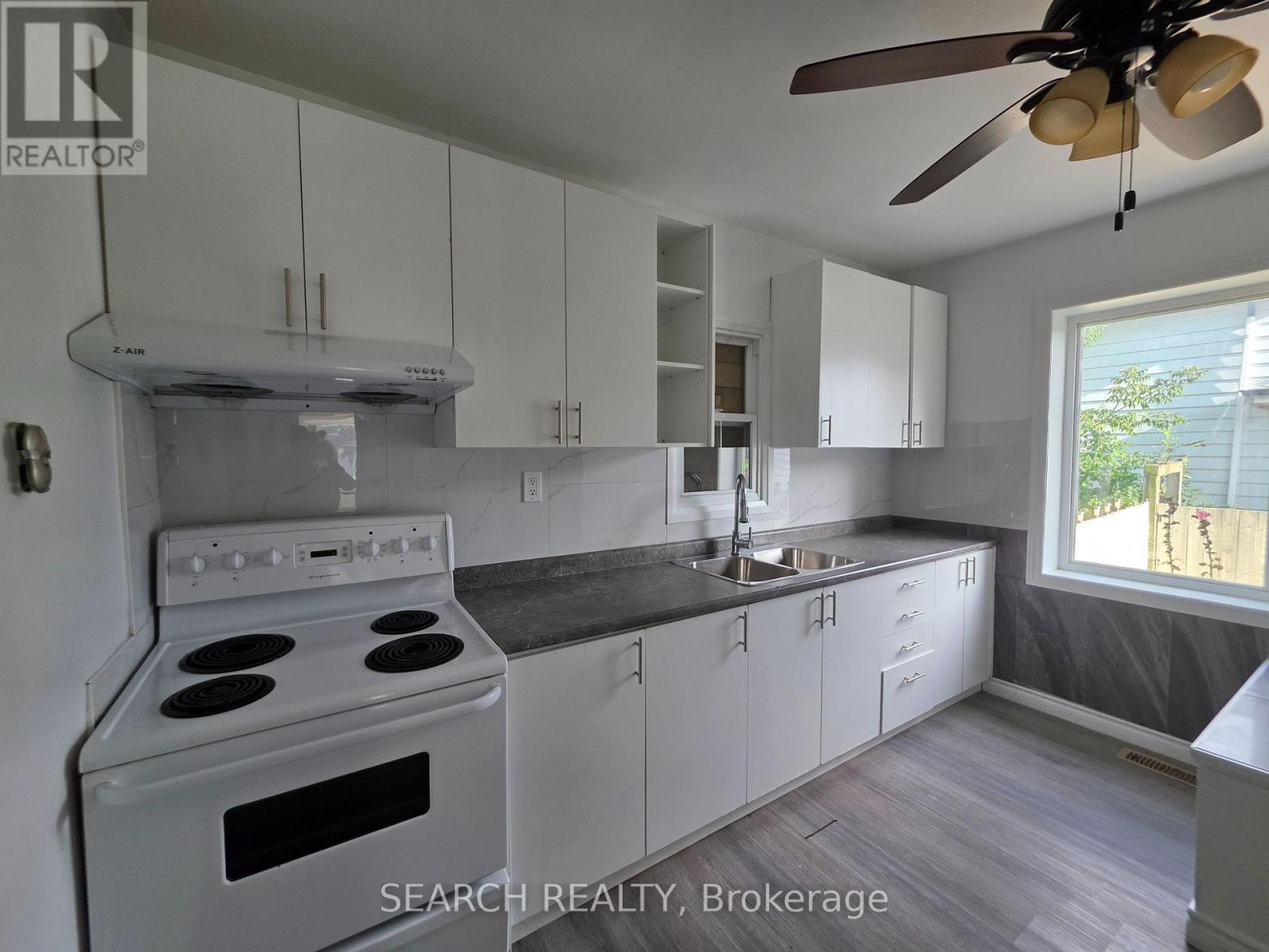 39 Rodda Boulevard, Toronto, ON - Indoor Photo Showing Kitchen With Double Sink