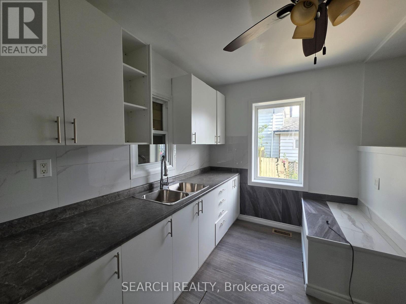 39 Rodda Boulevard, Toronto, ON - Indoor Photo Showing Kitchen With Double Sink