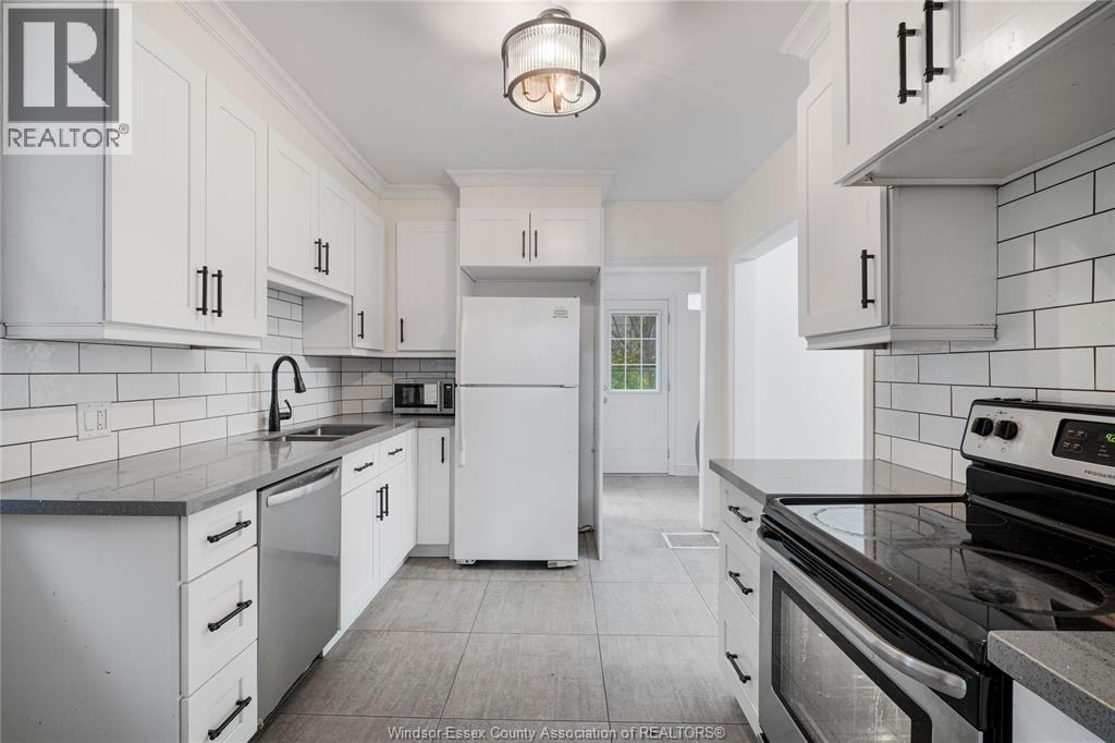 1752 Oneida, Windsor, ON - Indoor Photo Showing Kitchen