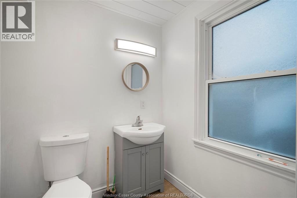 1752 Oneida, Windsor, ON - Indoor Photo Showing Bathroom