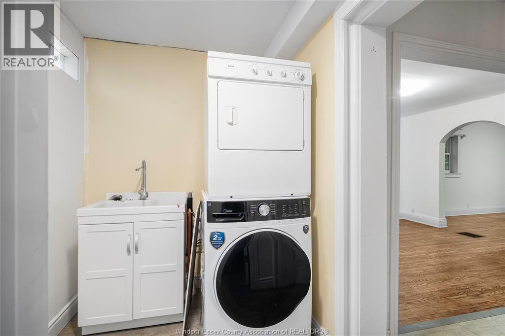 1752 Oneida, Windsor, ON - Indoor Photo Showing Laundry Room