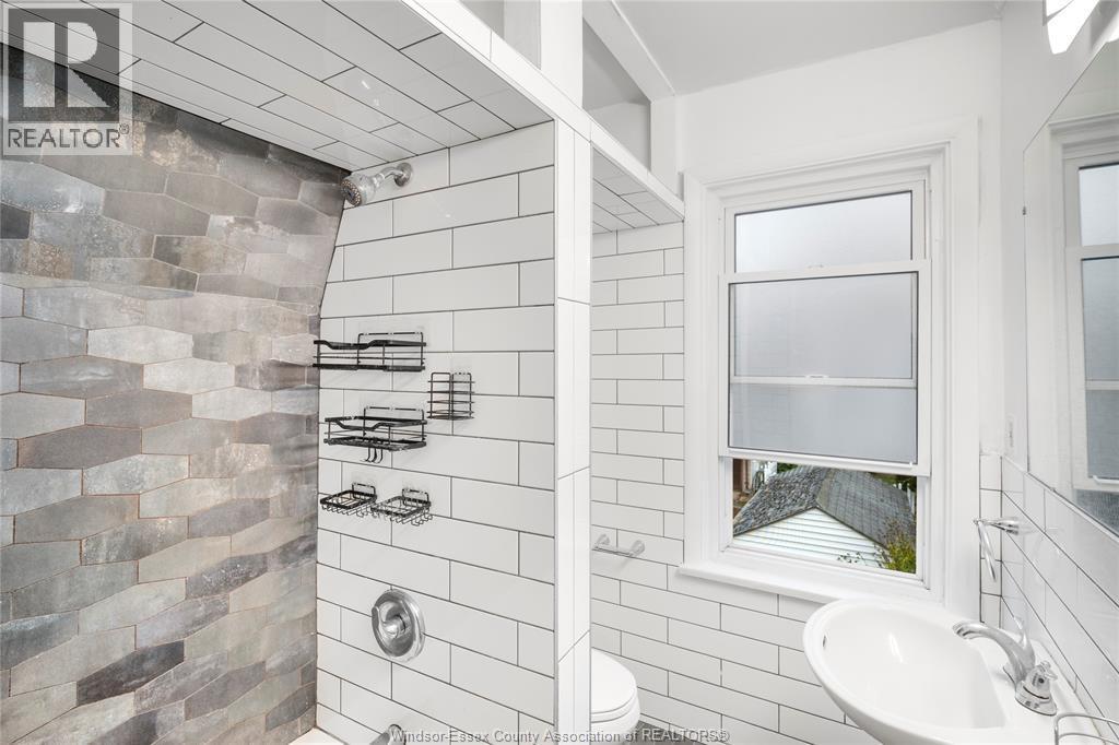 1752 Oneida, Windsor, ON - Indoor Photo Showing Bathroom