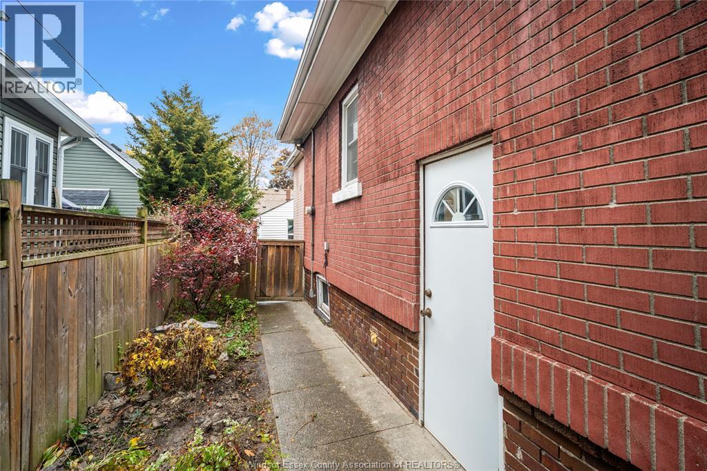 1752 Oneida, Windsor, ON - Outdoor With Exterior