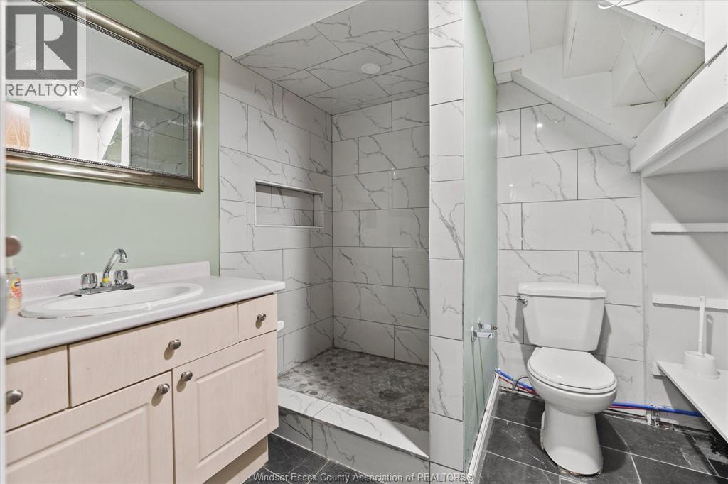 2783 Dominion Blvd, Windsor, ON - Indoor Photo Showing Bathroom