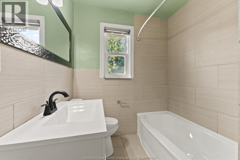 2783 Dominion Blvd, Windsor, ON - Indoor Photo Showing Bathroom