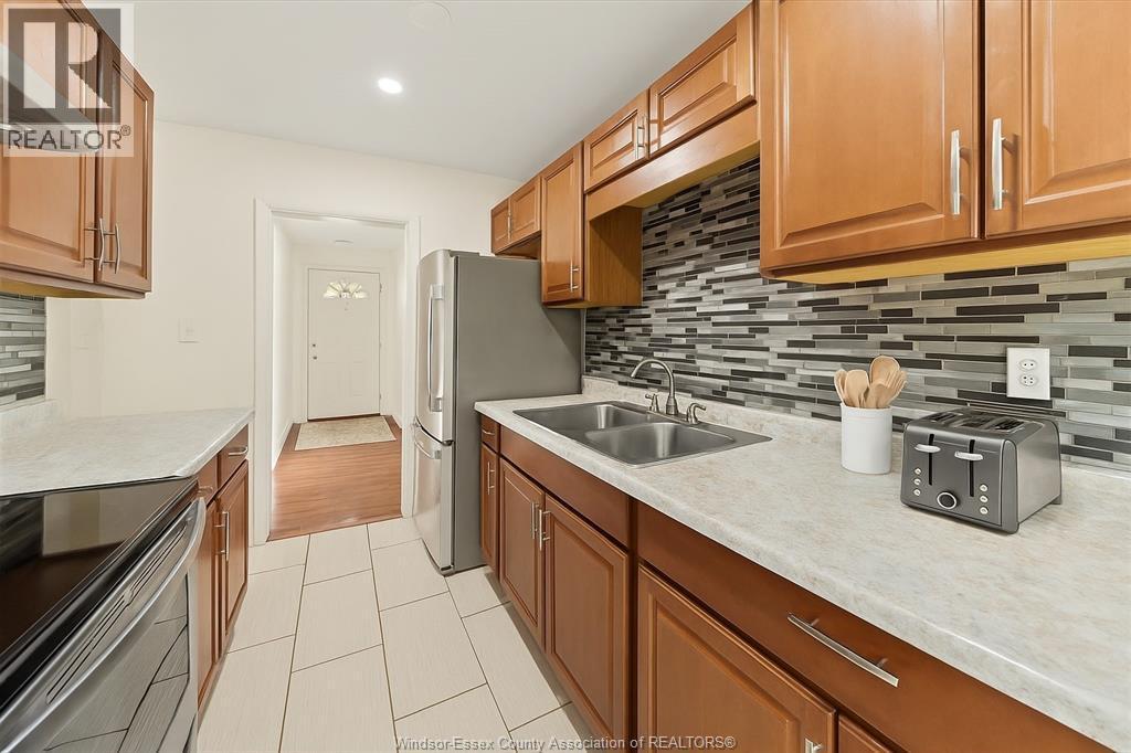 2783 Dominion Blvd, Windsor, ON - Indoor Photo Showing Kitchen With Double Sink With Upgraded Kitchen