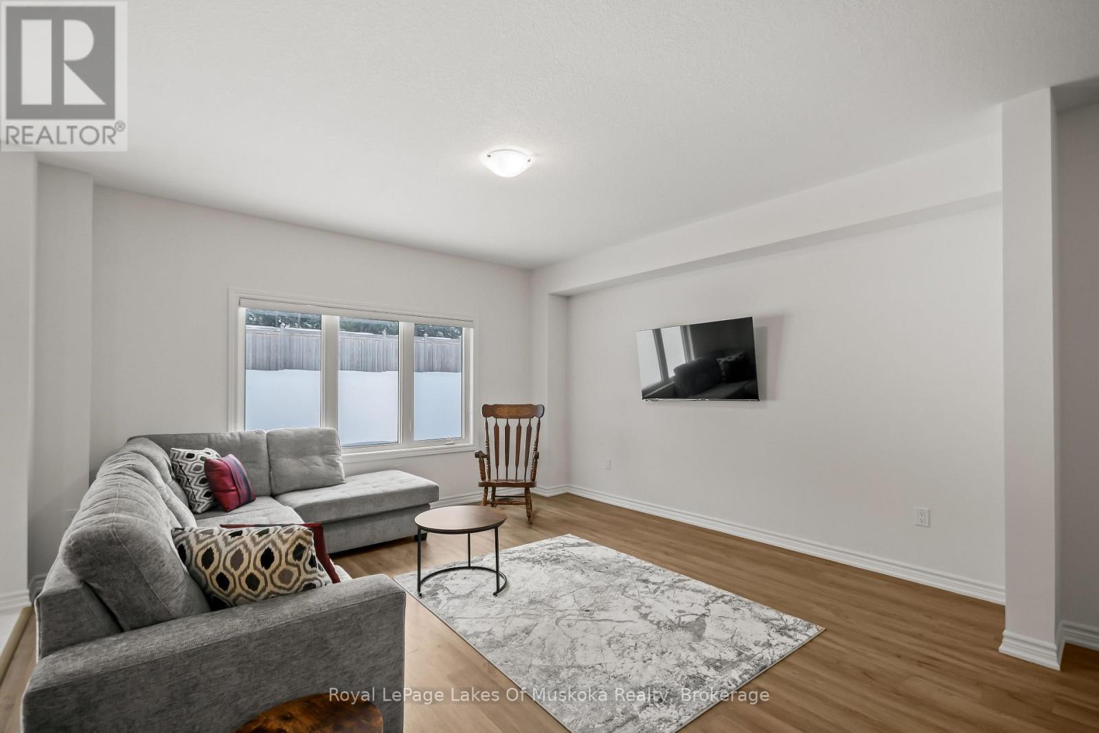 345 Mceachern Lane, Gravenhurst (Muskoka (S)), ON - Indoor Photo Showing Living Room