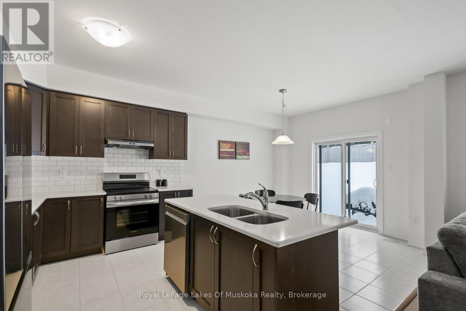 345 Mceachern Lane, Gravenhurst (Muskoka (S)), ON - Indoor Photo Showing Kitchen With Double Sink With Upgraded Kitchen