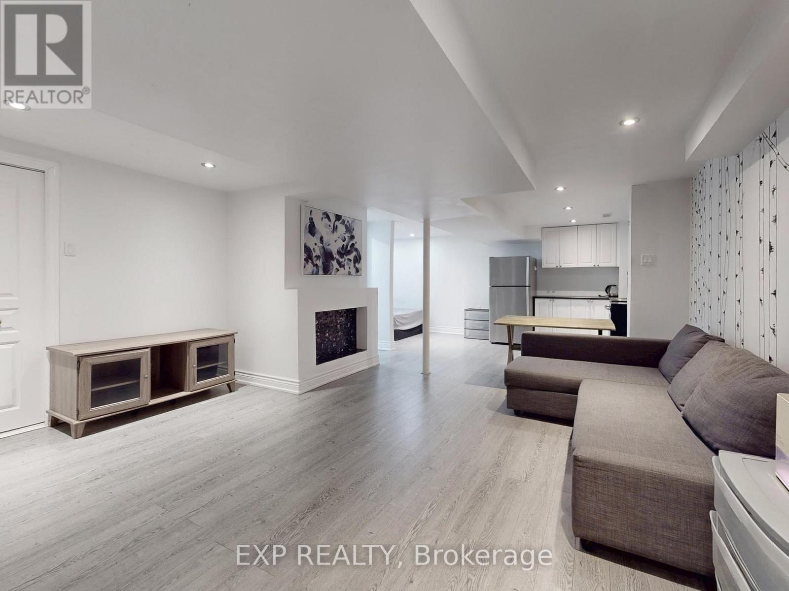 98 Lowther Avenue, Richmond Hill, ON - Indoor Photo Showing Living Room
