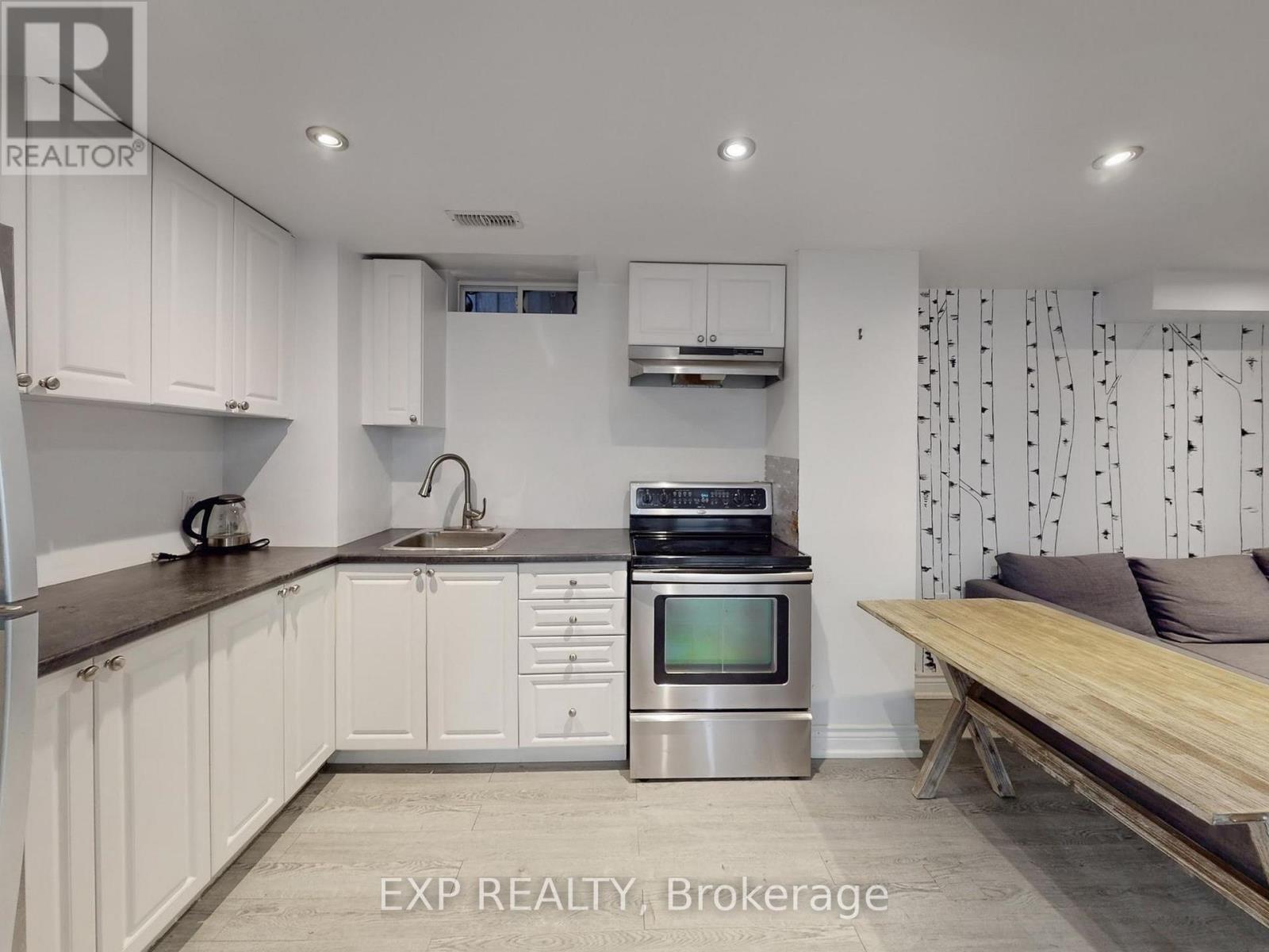 98 Lowther Avenue, Richmond Hill, ON - Indoor Photo Showing Kitchen