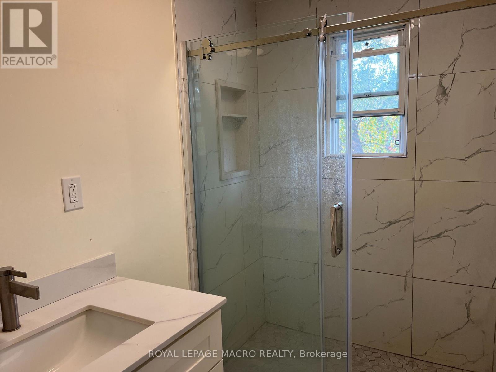 1032 Mud Street E, Hamilton, ON - Indoor Photo Showing Bathroom