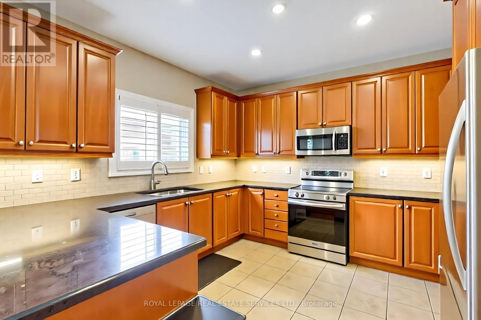 3137 Countess Crescent, Mississauga, ON - Indoor Photo Showing Kitchen With Stainless Steel Kitchen