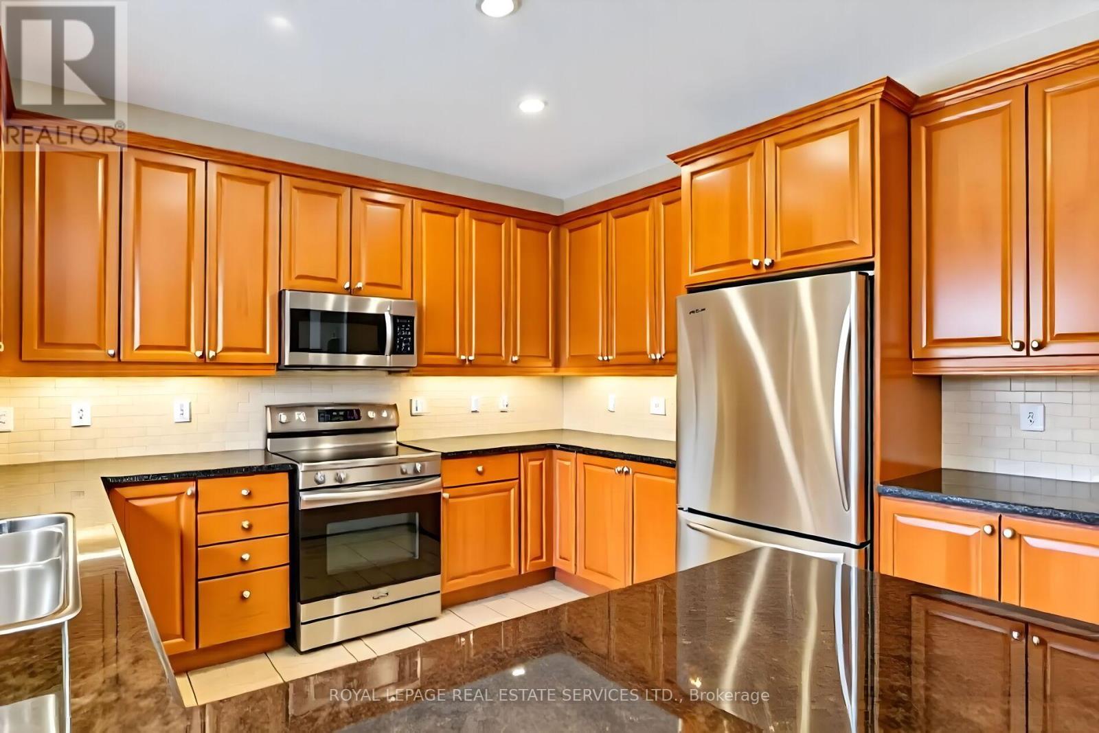 3137 Countess Crescent, Mississauga, ON - Indoor Photo Showing Kitchen With Stainless Steel Kitchen