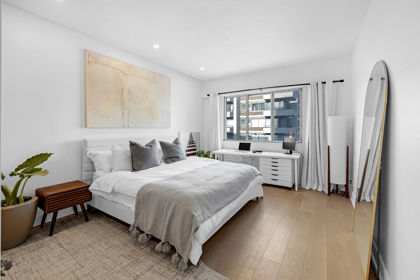 Primary bedroom - Ph806-3455 Rue Drummond, Montréal (Ville-Marie), QC - Indoor Photo Showing Bedroom