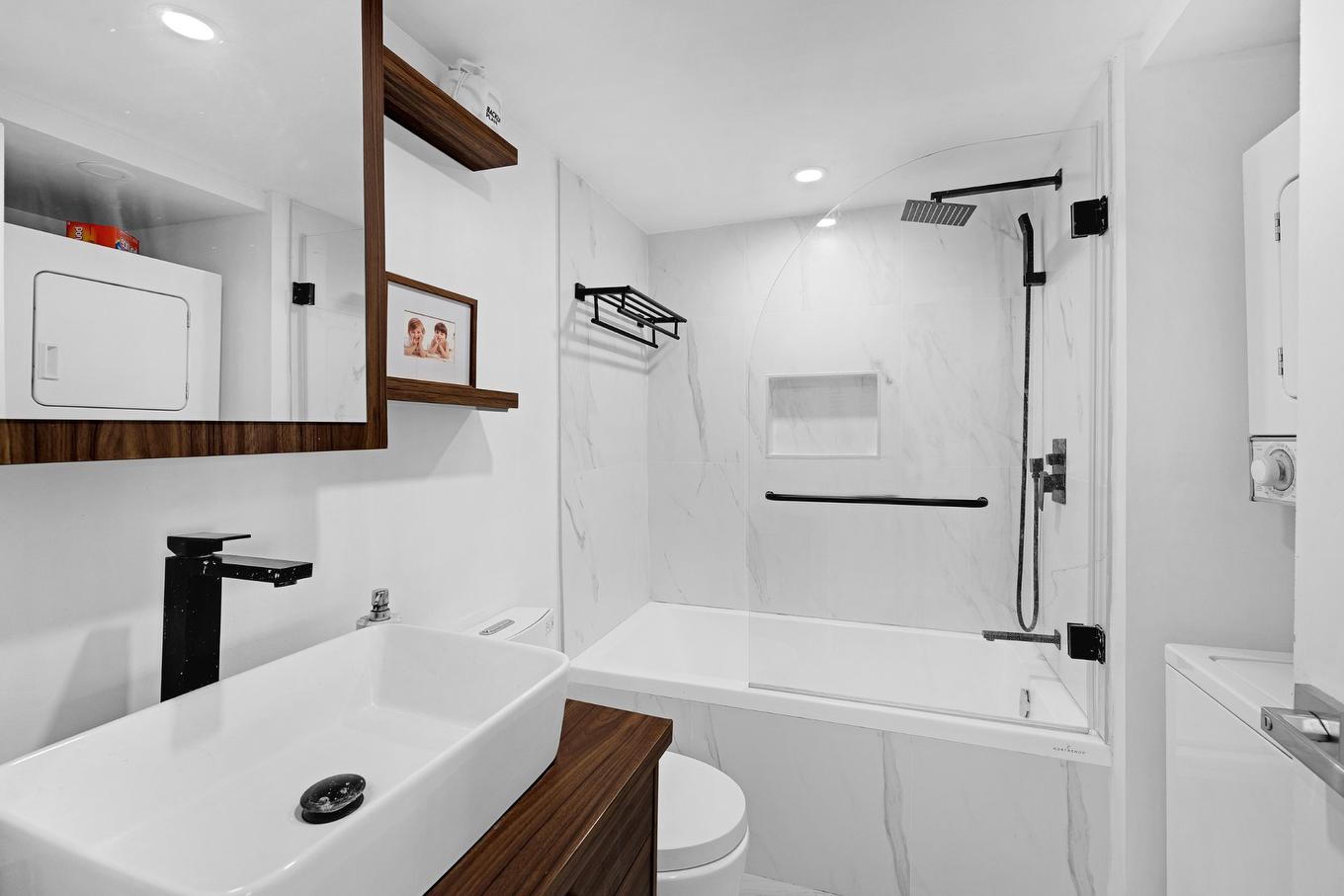 Bathroom - Ph806-3455 Rue Drummond, Montréal (Ville-Marie), QC - Indoor Photo Showing Bathroom