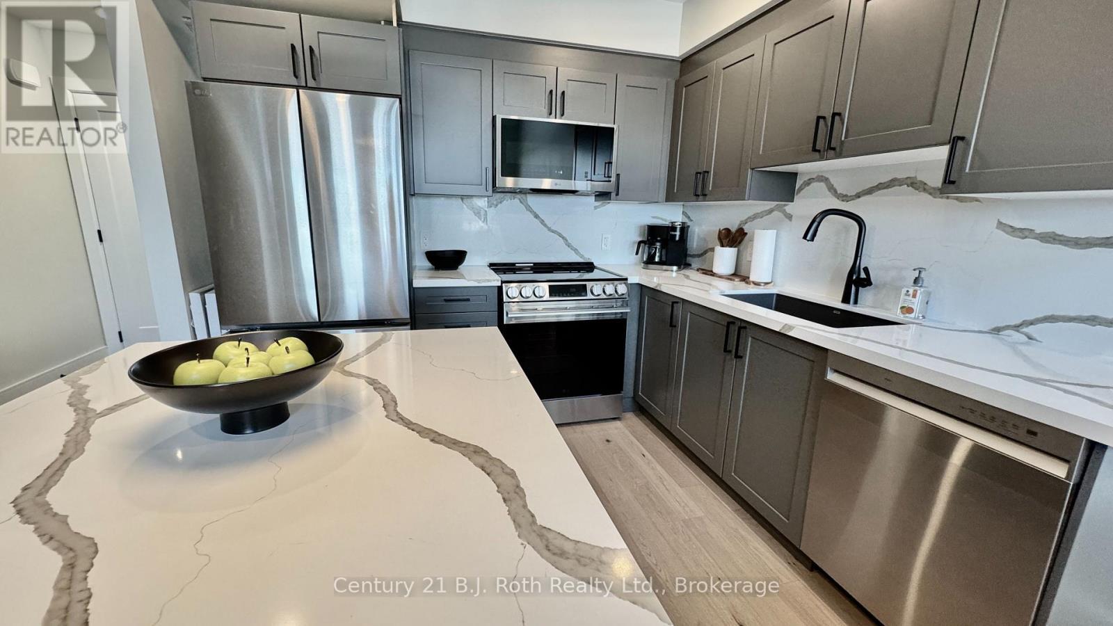 302 - 11 Treetops Lane, Huntsville (Chaffey), ON - Indoor Photo Showing Kitchen With Upgraded Kitchen