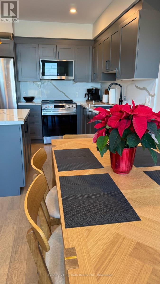 302 - 11 Treetops Lane, Huntsville (Chaffey), ON - Indoor Photo Showing Kitchen With Double Sink