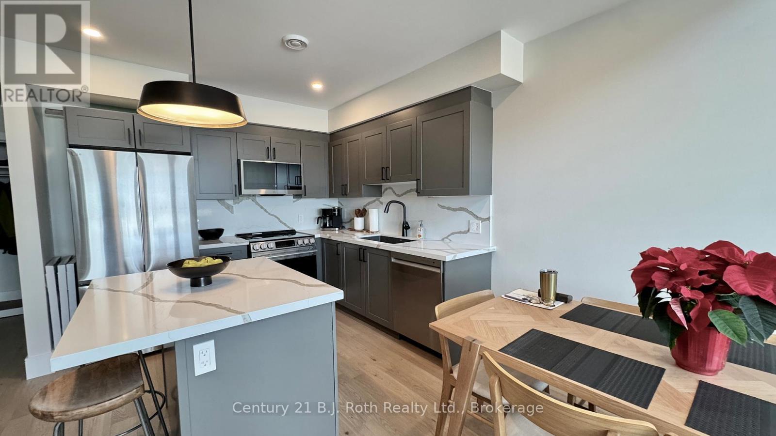 302 - 11 Treetops Lane, Huntsville (Chaffey), ON - Indoor Photo Showing Kitchen With Upgraded Kitchen