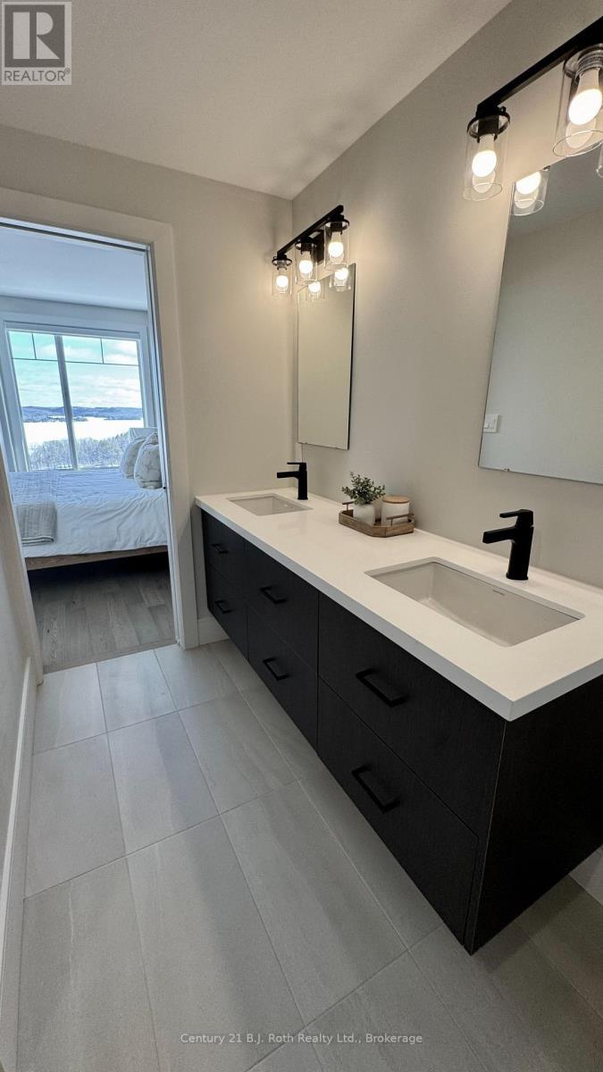 302 - 11 Treetops Lane, Huntsville (Chaffey), ON - Indoor Photo Showing Bathroom