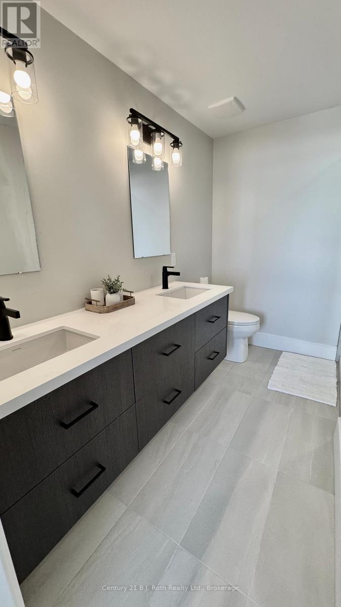 302 - 11 Treetops Lane, Huntsville (Chaffey), ON - Indoor Photo Showing Bathroom