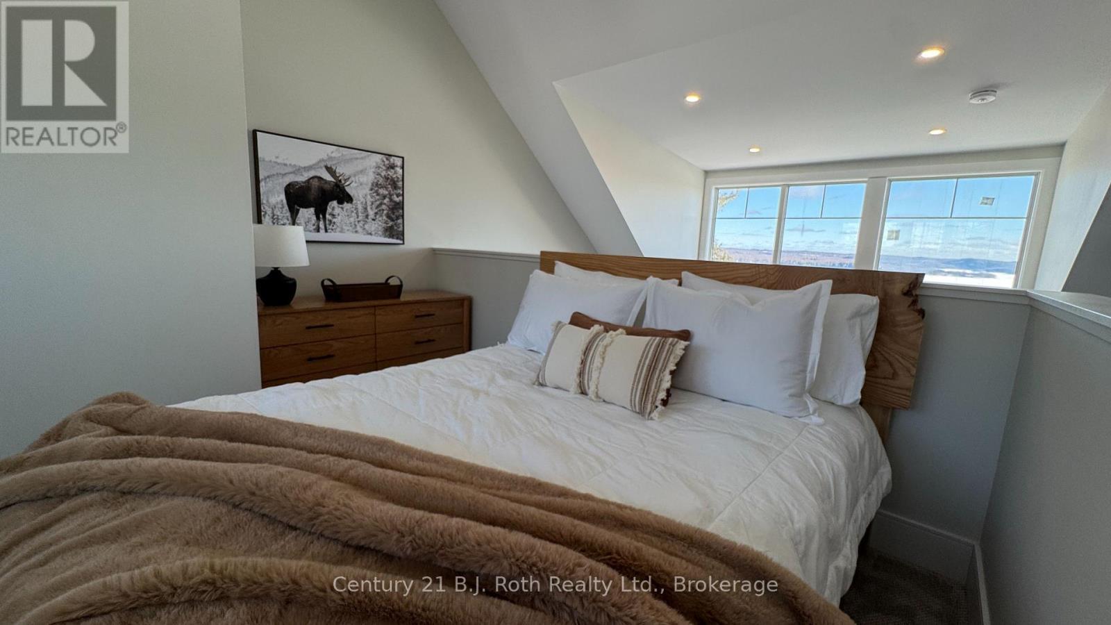 302 - 11 Treetops Lane, Huntsville (Chaffey), ON - Indoor Photo Showing Bedroom