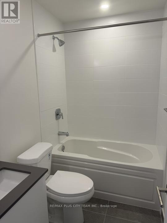 2210 - 3260 Sheppard Avenue E, Toronto, ON - Indoor Photo Showing Bathroom