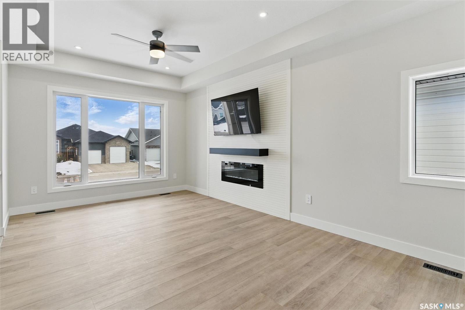602 Weir Crescent, Warman, SK - Indoor Photo Showing Living Room With Fireplace