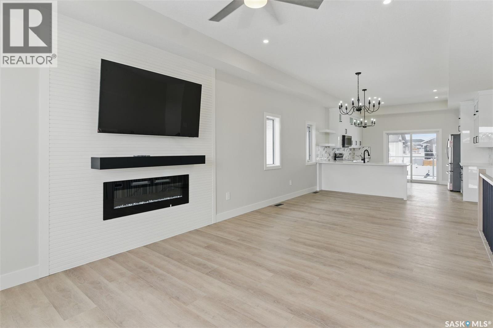 602 Weir Crescent, Warman, SK - Indoor Photo Showing Living Room With Fireplace