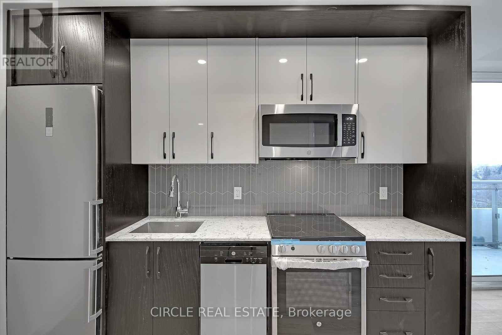 701 - 1 Cardiff Road, Toronto, ON - Indoor Photo Showing Kitchen