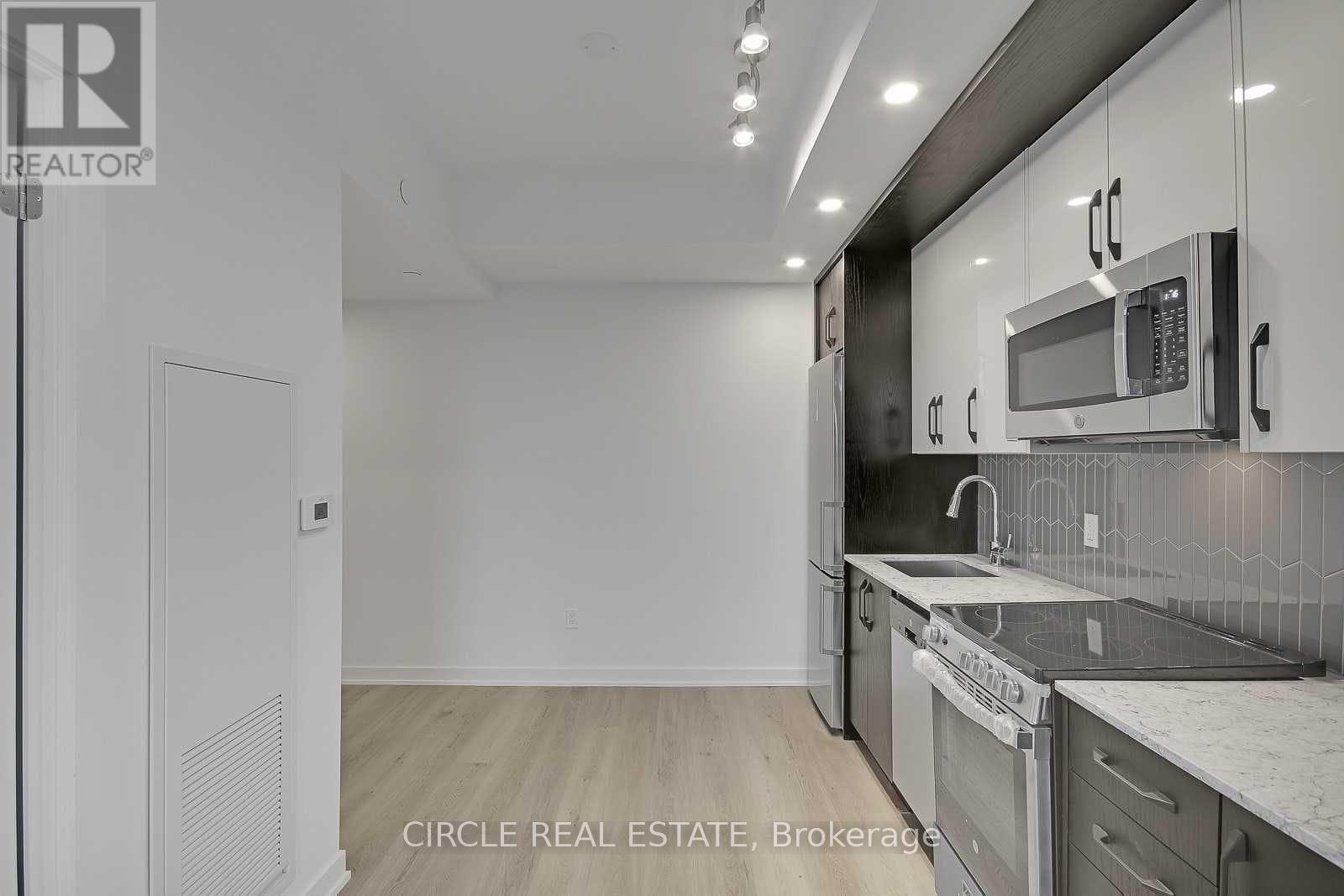 701 - 1 Cardiff Road, Toronto, ON - Indoor Photo Showing Kitchen With Upgraded Kitchen