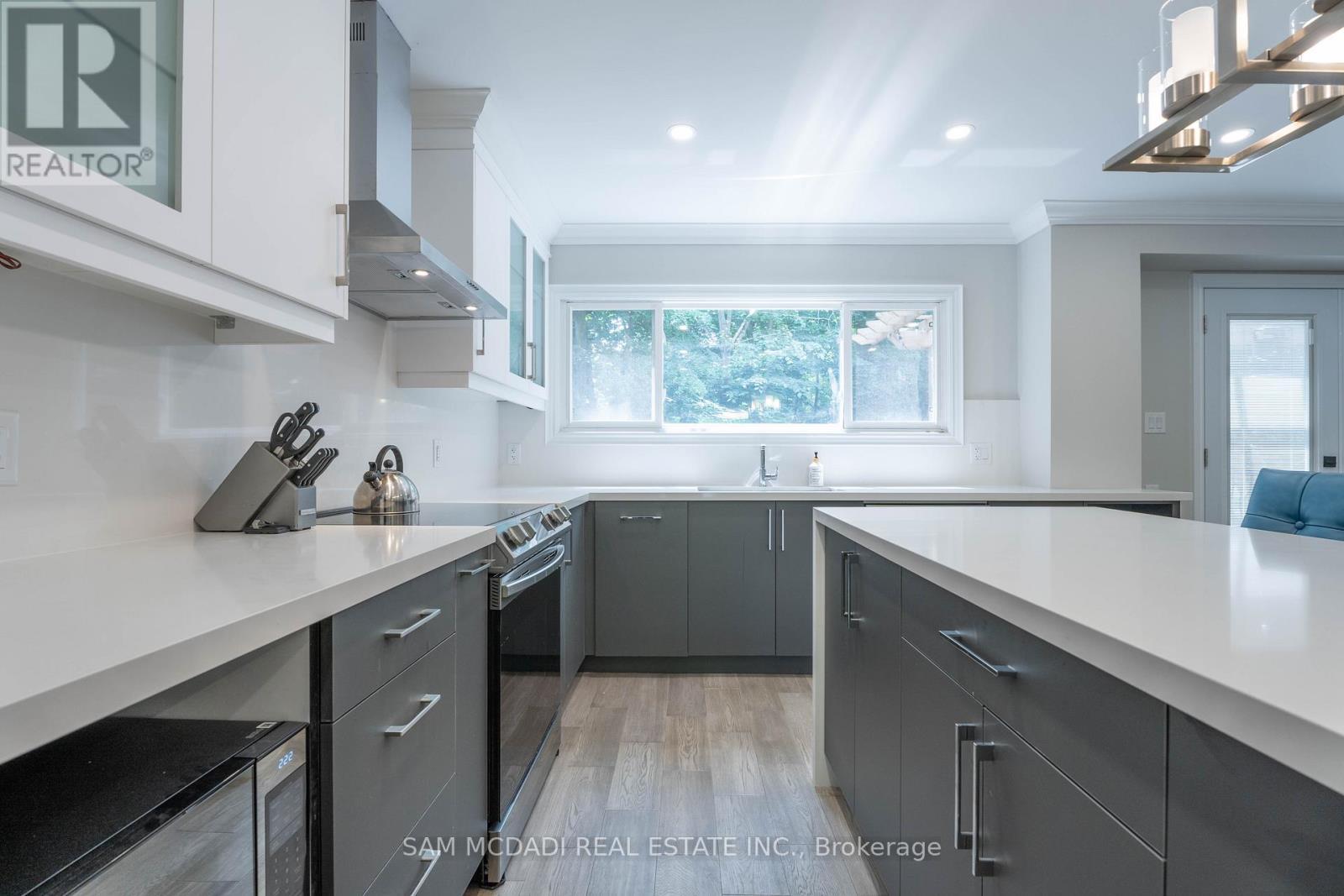 2188 Highriver Court, Mississauga, ON - Indoor Photo Showing Kitchen With Upgraded Kitchen