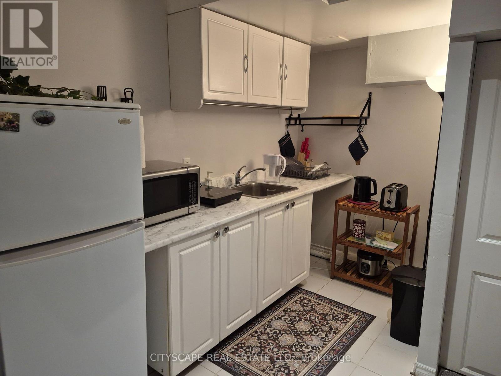 3072 Caulfield Crescent, Mississauga, ON - Indoor Photo Showing Kitchen
