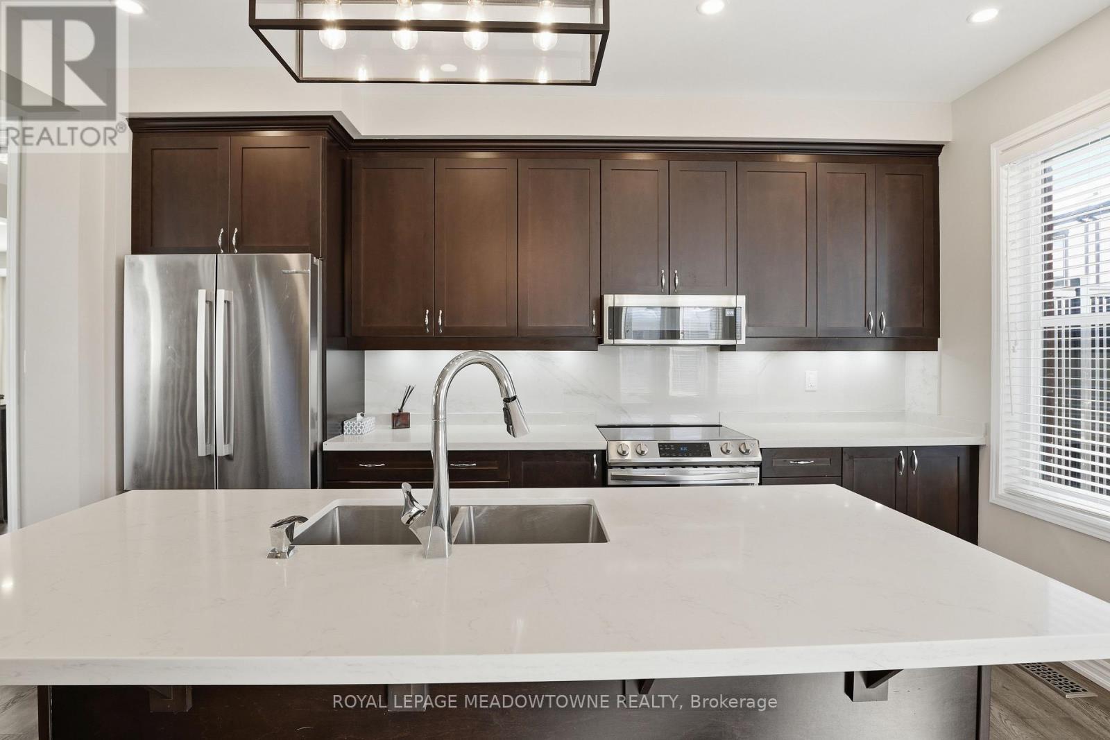 26 - 975 Whitlock Avenue, Milton, ON - Indoor Photo Showing Kitchen With Double Sink With Upgraded Kitchen