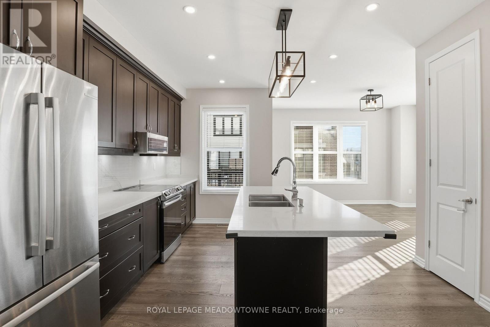 26 - 975 Whitlock Avenue, Milton, ON - Indoor Photo Showing Kitchen With Double Sink With Upgraded Kitchen