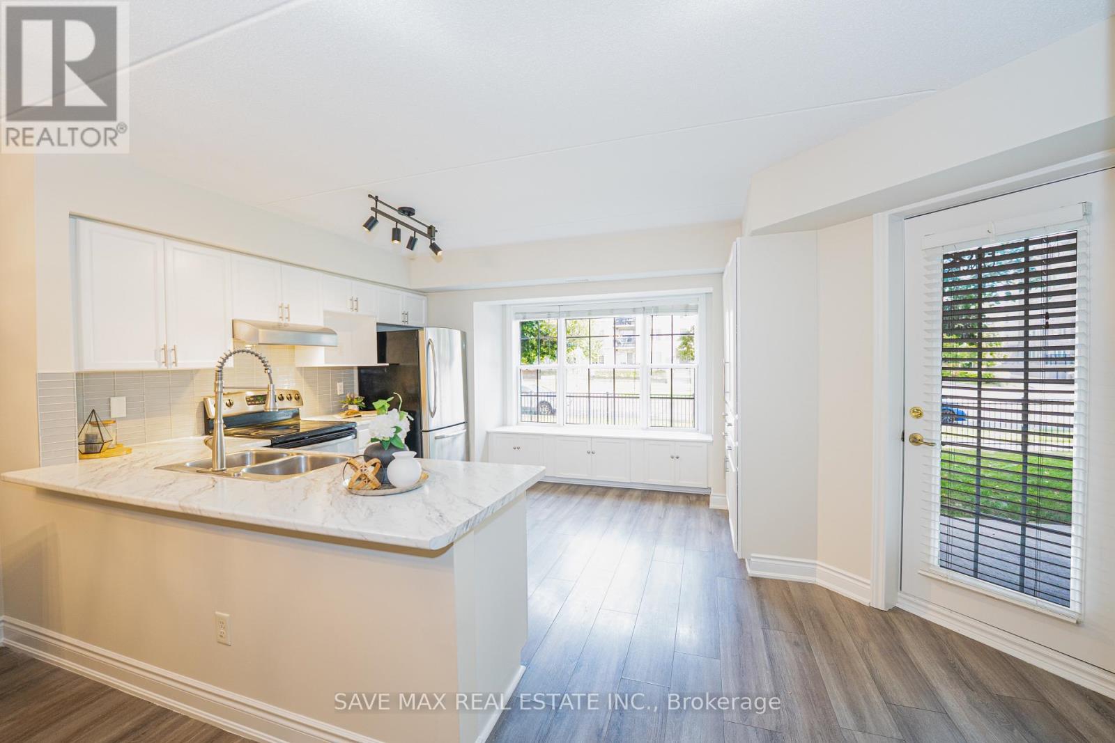 111 - 1491 Maple Avenue, Milton, ON - Indoor Photo Showing Kitchen With Double Sink