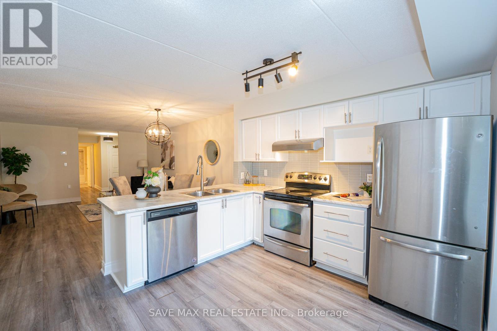 111 - 1491 Maple Avenue, Milton, ON - Indoor Photo Showing Kitchen With Double Sink With Upgraded Kitchen