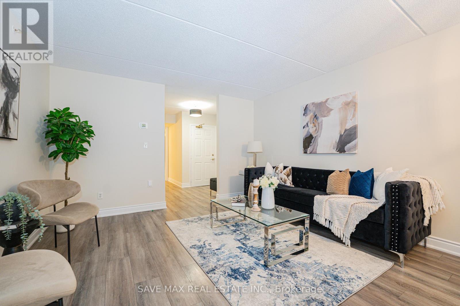 111 - 1491 Maple Avenue, Milton, ON - Indoor Photo Showing Living Room