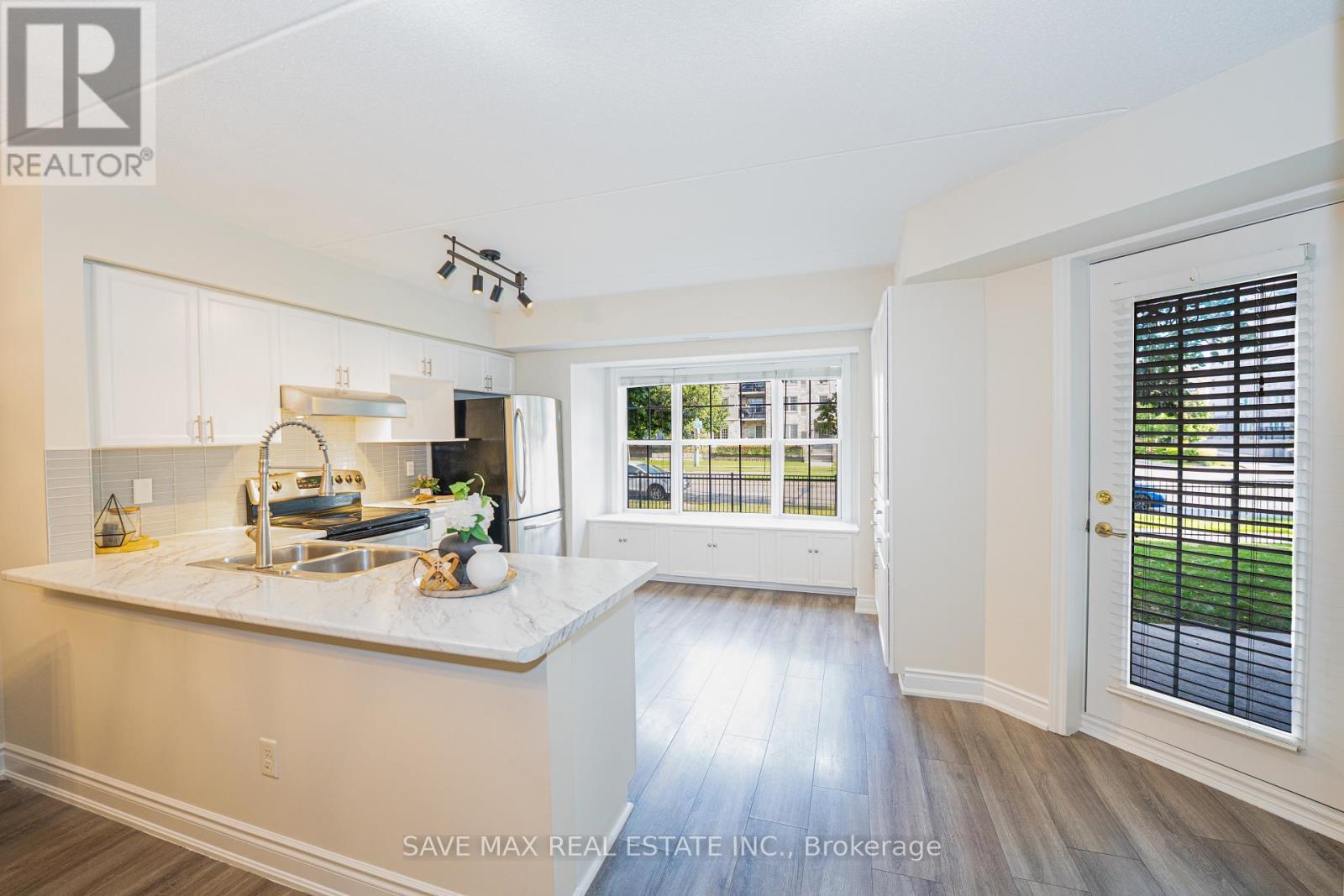 111 - 1491 Maple Avenue, Milton, ON - Indoor Photo Showing Kitchen With Double Sink