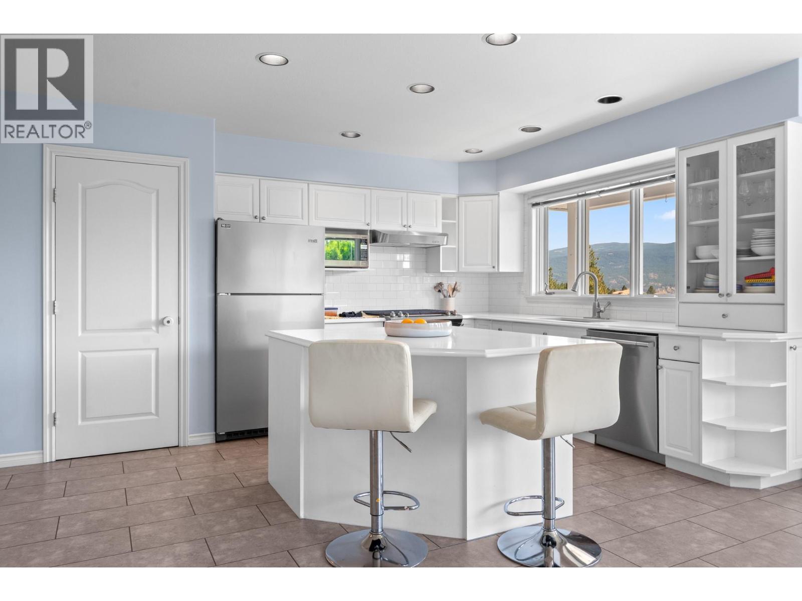 2455 Westwood Drive, Penticton, BC - Indoor Photo Showing Kitchen With Upgraded Kitchen