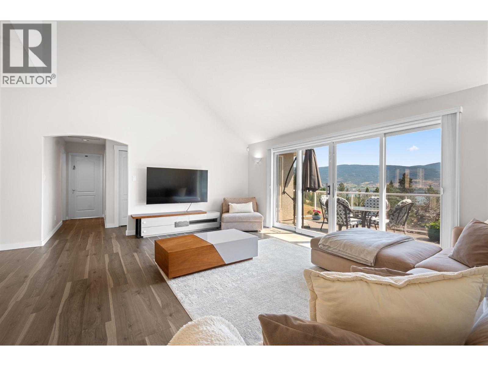 2455 Westwood Drive, Penticton, BC - Indoor Photo Showing Living Room