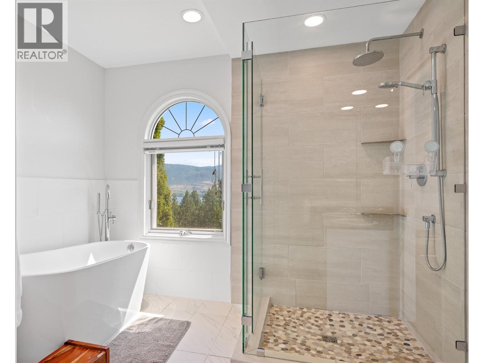 2455 Westwood Drive, Penticton, BC - Indoor Photo Showing Bathroom