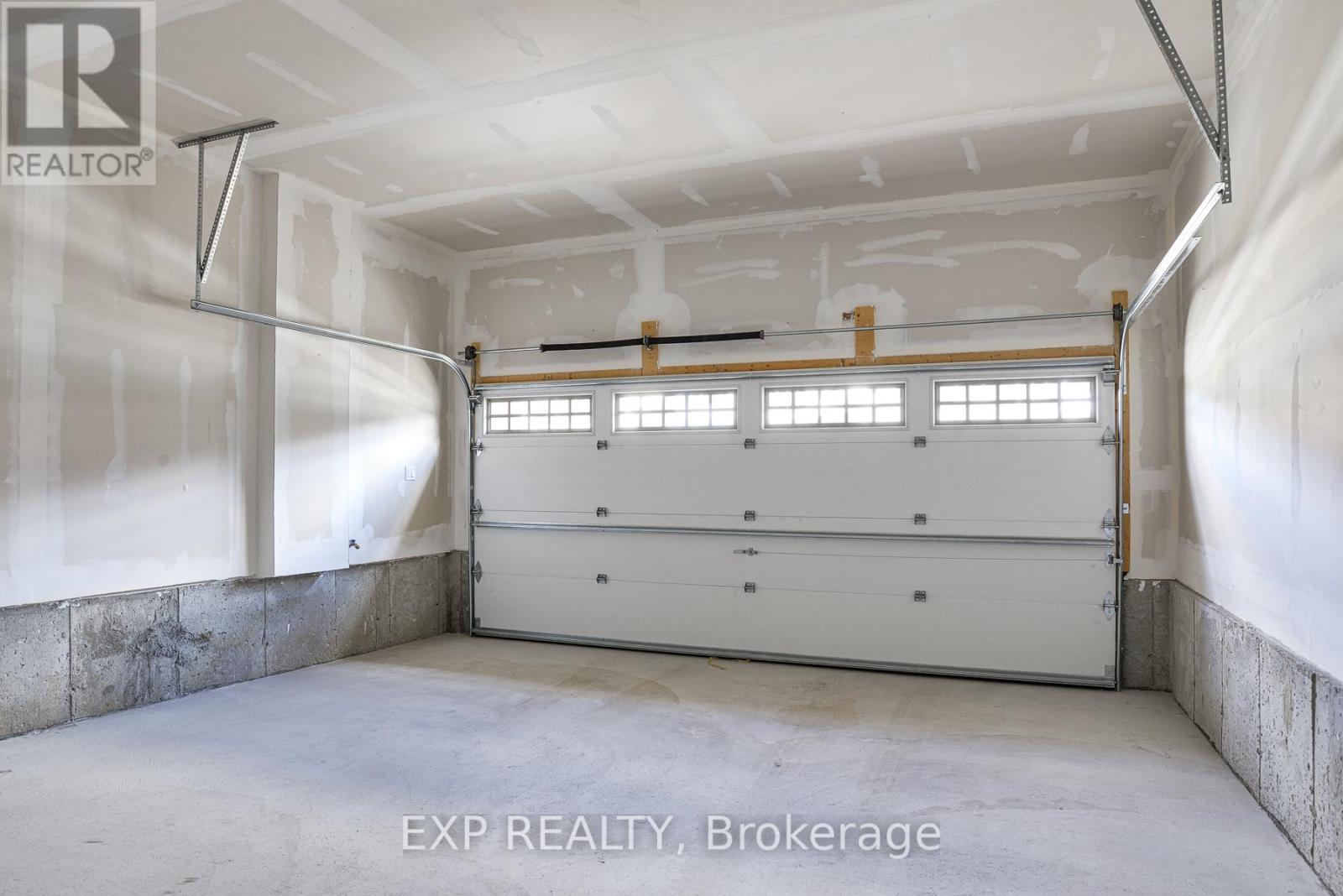 185 Beechwood Forest Lane, Gravenhurst, ON - Indoor Photo Showing Garage