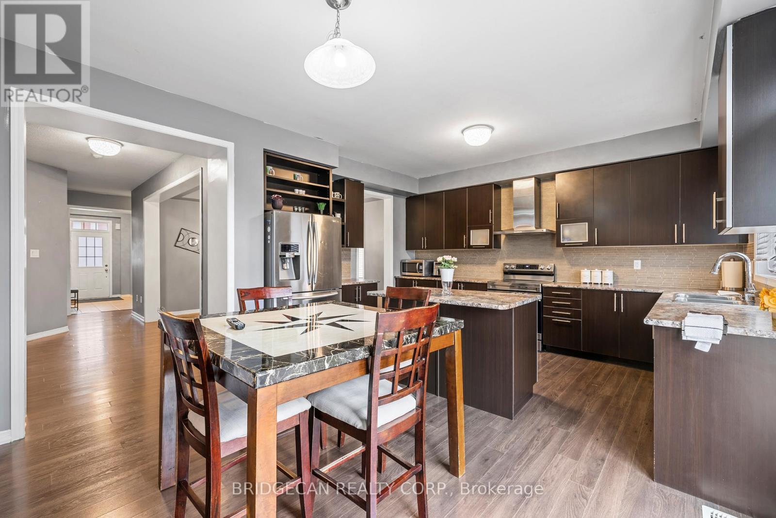 20 Gillespie Drive, Brantford, ON - Indoor Photo Showing Kitchen With Upgraded Kitchen