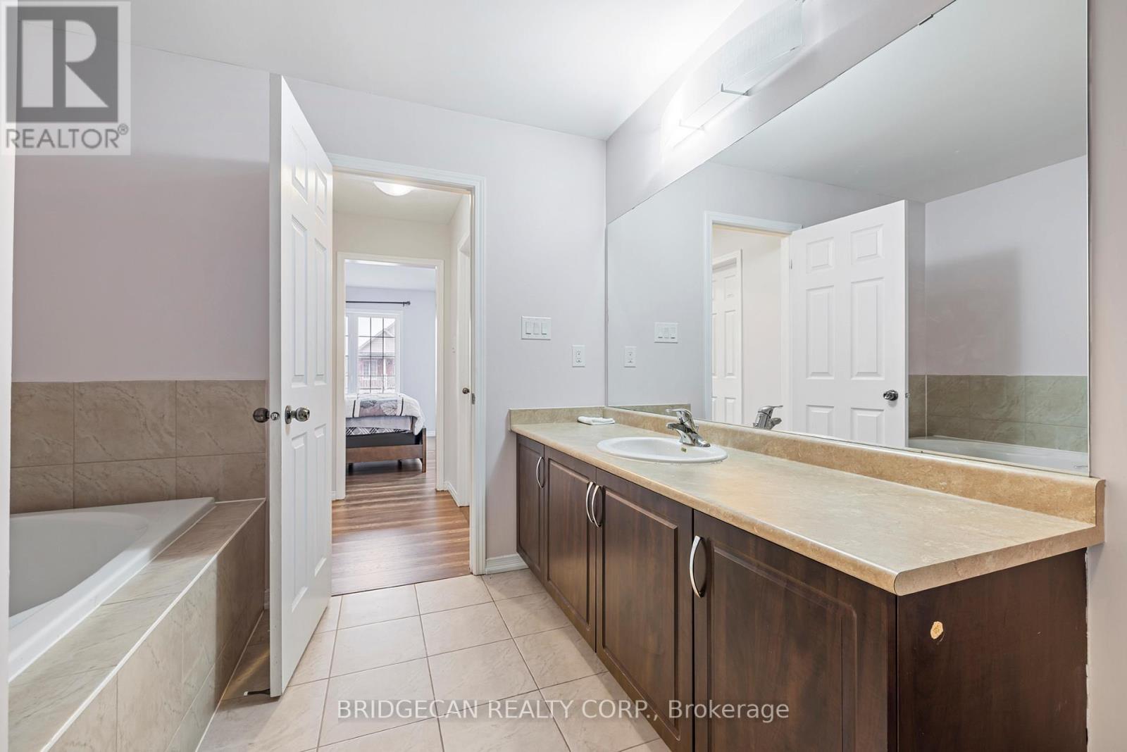 20 Gillespie Drive, Brantford, ON - Indoor Photo Showing Bathroom
