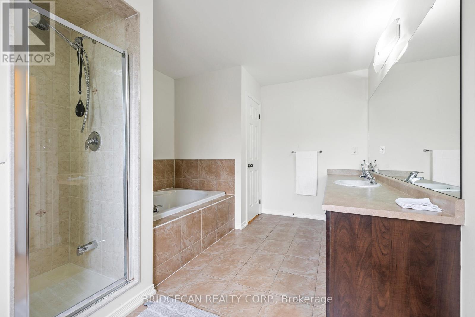 20 Gillespie Drive, Brantford, ON - Indoor Photo Showing Bathroom