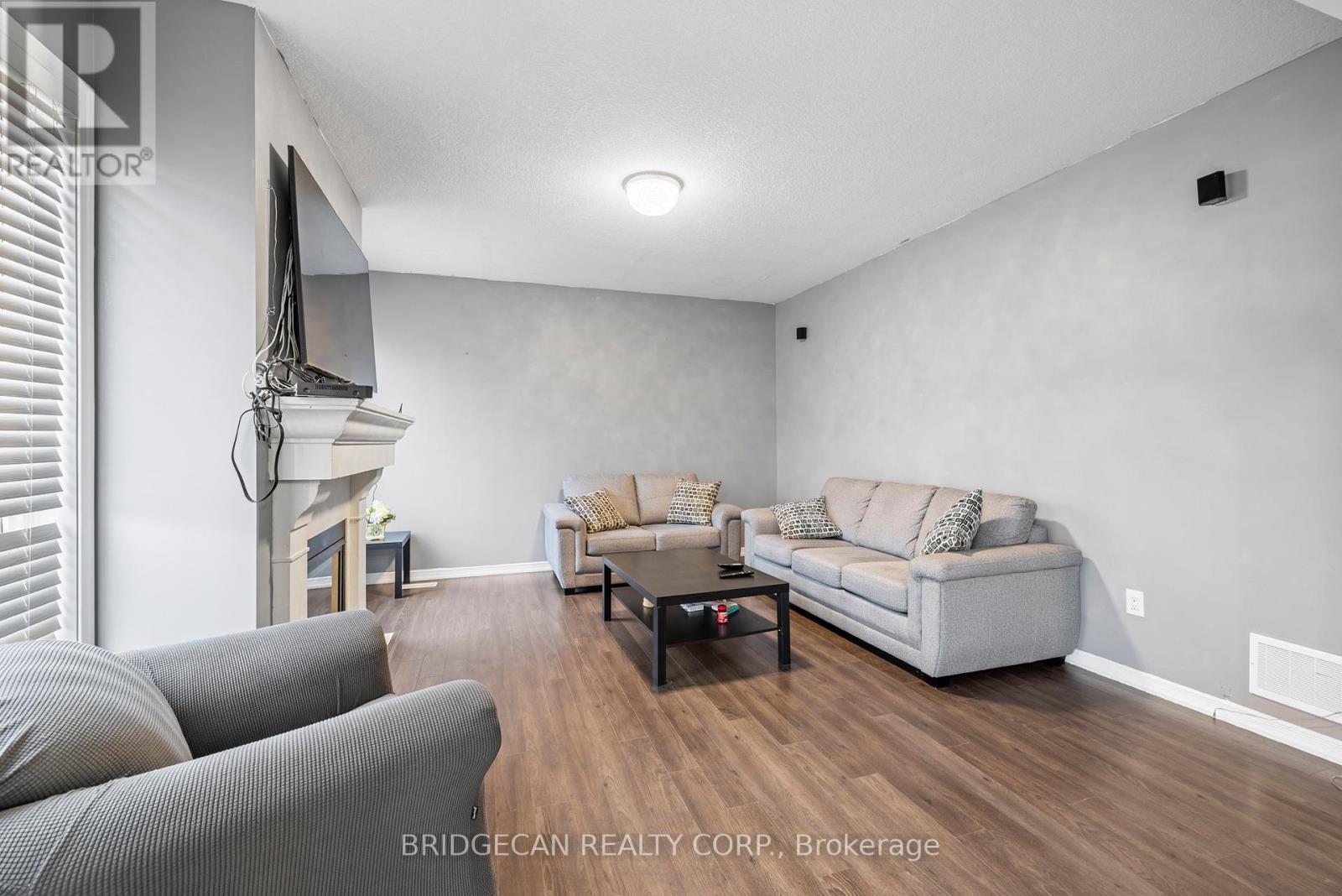 20 Gillespie Drive, Brantford, ON - Indoor Photo Showing Living Room