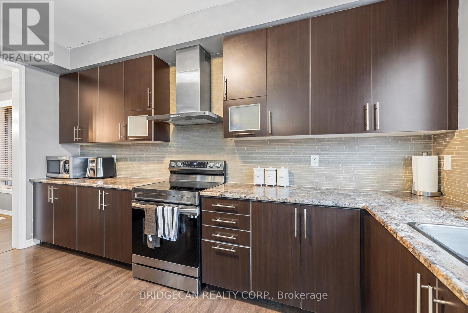 20 Gillespie Drive, Brantford, ON - Indoor Photo Showing Kitchen With Upgraded Kitchen
