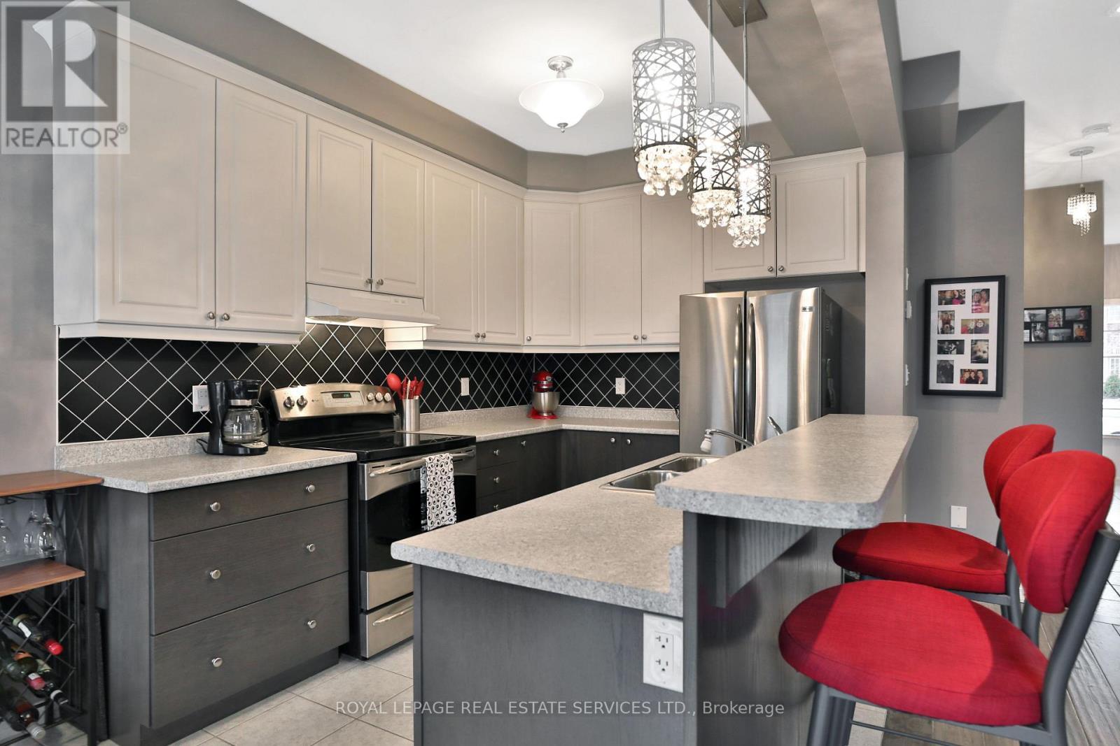 90 Palacebeach Trail, Hamilton, ON - Indoor Photo Showing Kitchen With Stainless Steel Kitchen With Upgraded Kitchen