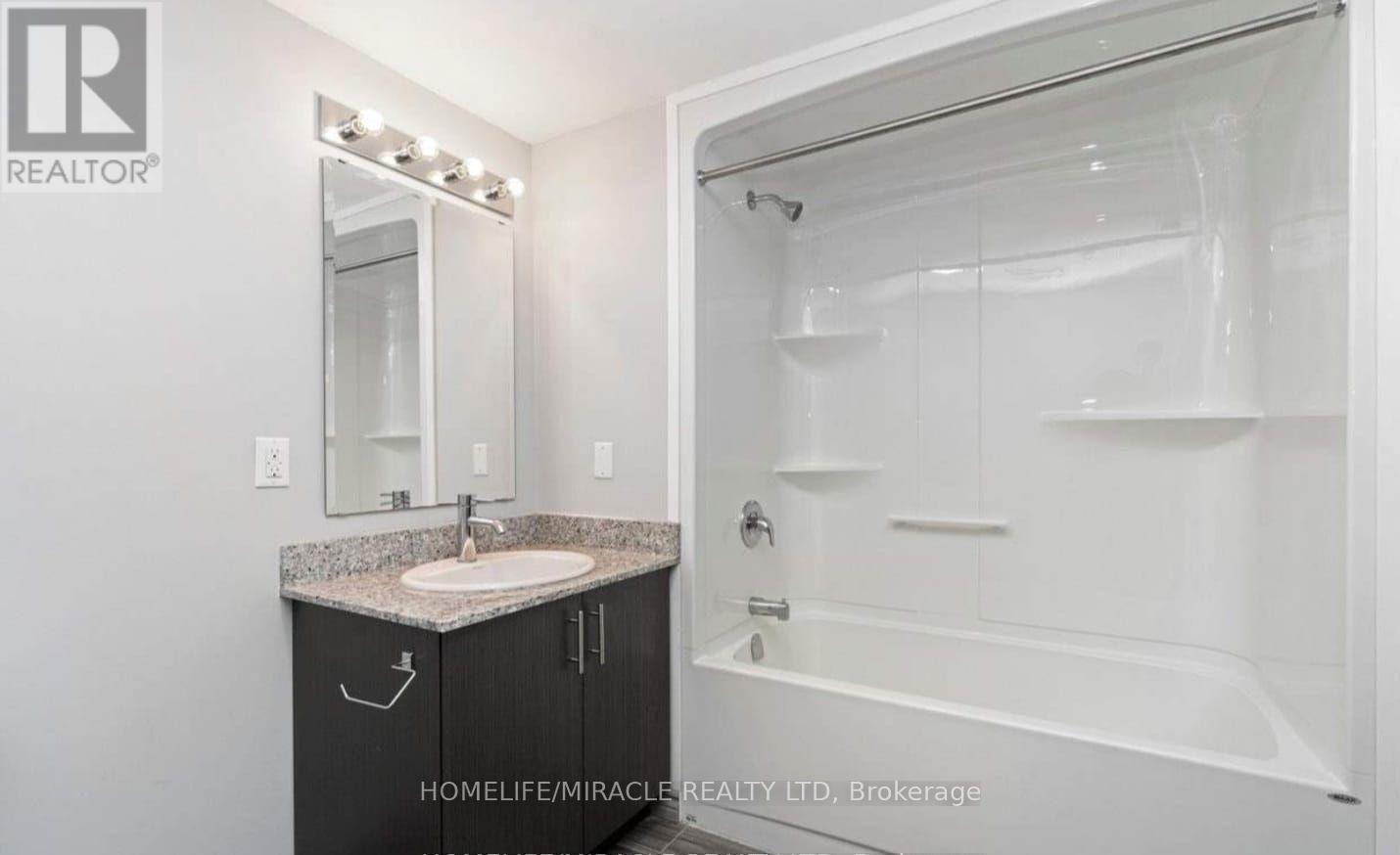 A407 - 275 Larch Street, Waterloo, ON - Indoor Photo Showing Bathroom